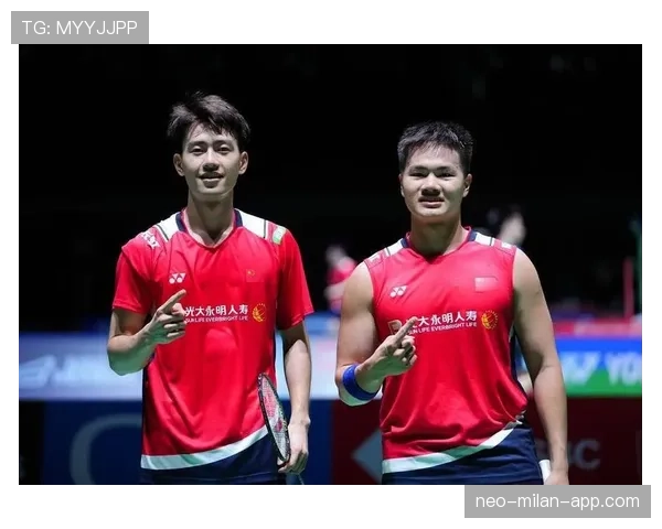 王昶居然在训练馆偷偷换衣服，这架势像要开T台走秀？